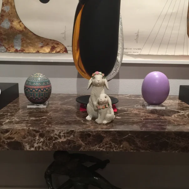 Ray Yi Custom Extra-large Acrylic Dimple Display Stand for Ostrich Egg or Large Crystal Ball
