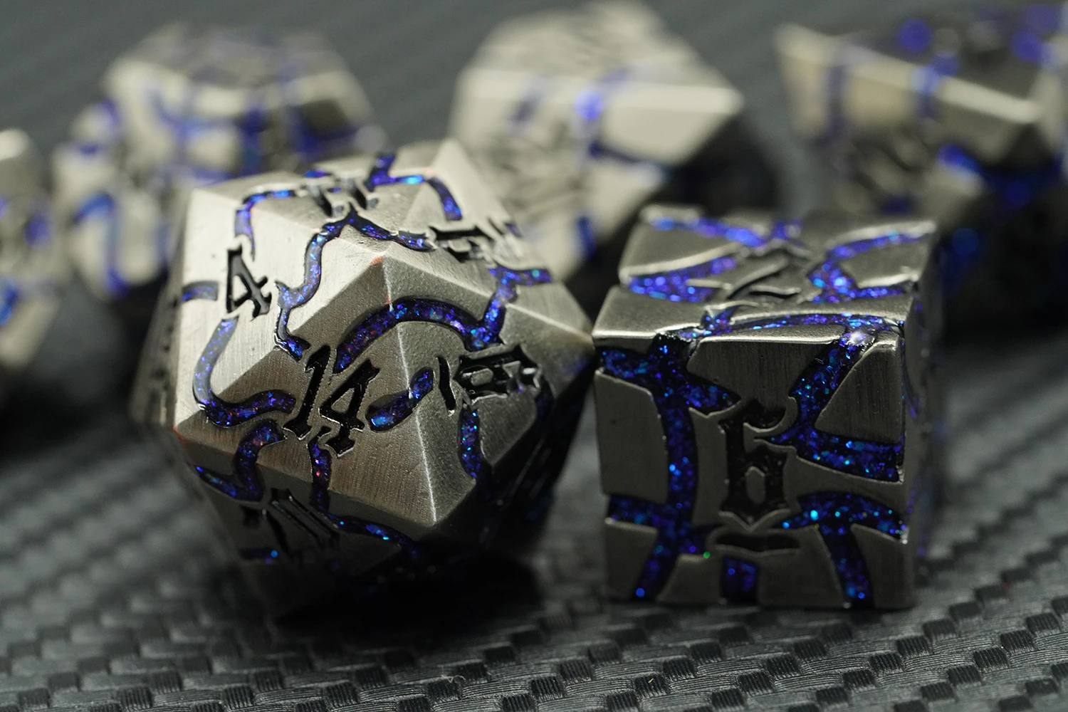 Factory Wholesale Crack Metal Dice Set 7 Pcs Zinc Alloy Dnd Dice Set for Dungeons and Dragons D&d With Plastic Box supplier