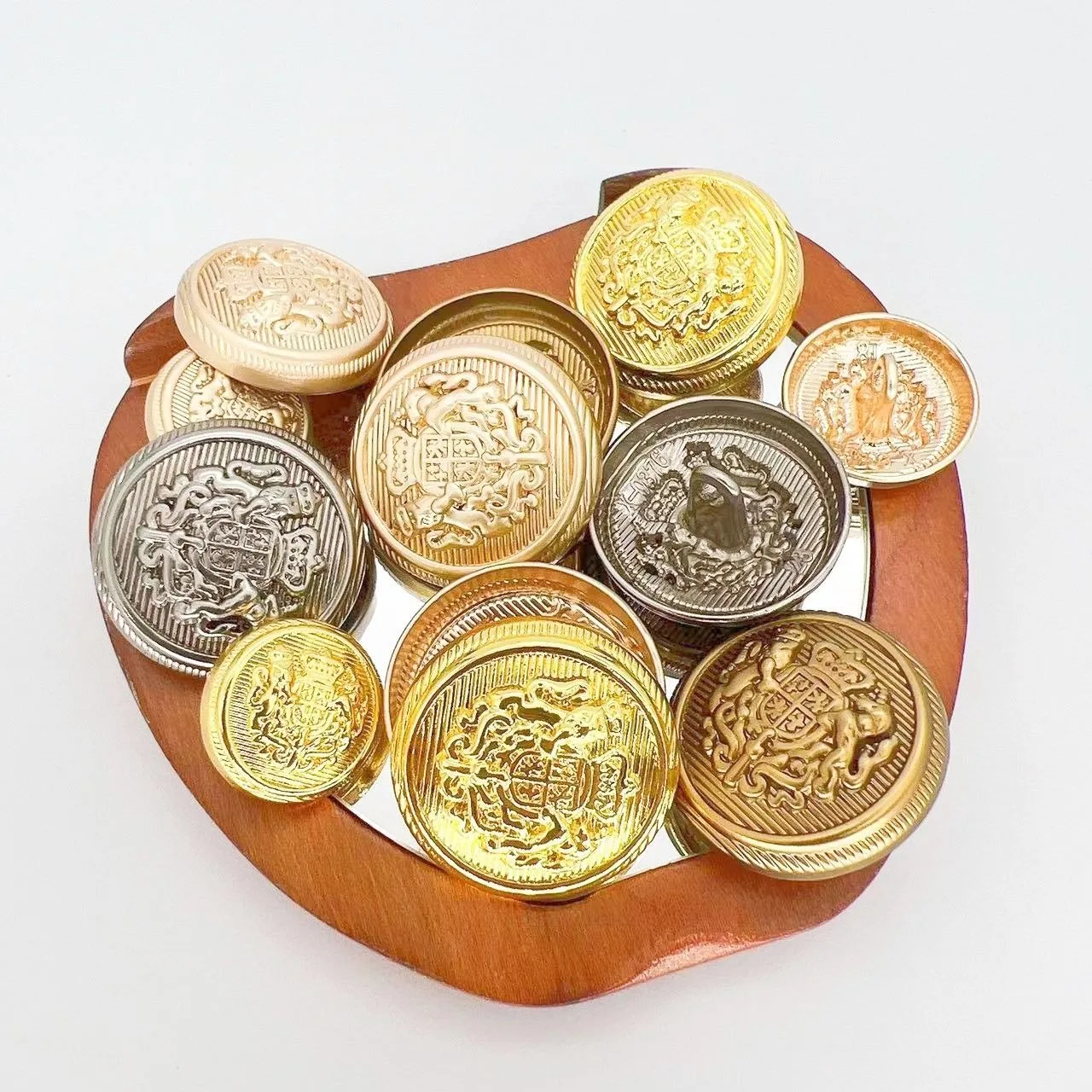 Gold Suit Buttons Custom Pattern & Size Metal Buttons for Coat 15mm 18mm 20mm Alloy Crown and lion Buttons