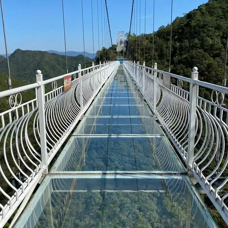 Туристическое горное живописное место для активного отдыха и приключений подвеска skywalk дно стеклянный пол дорожка небесный мост с эффектом взрыва