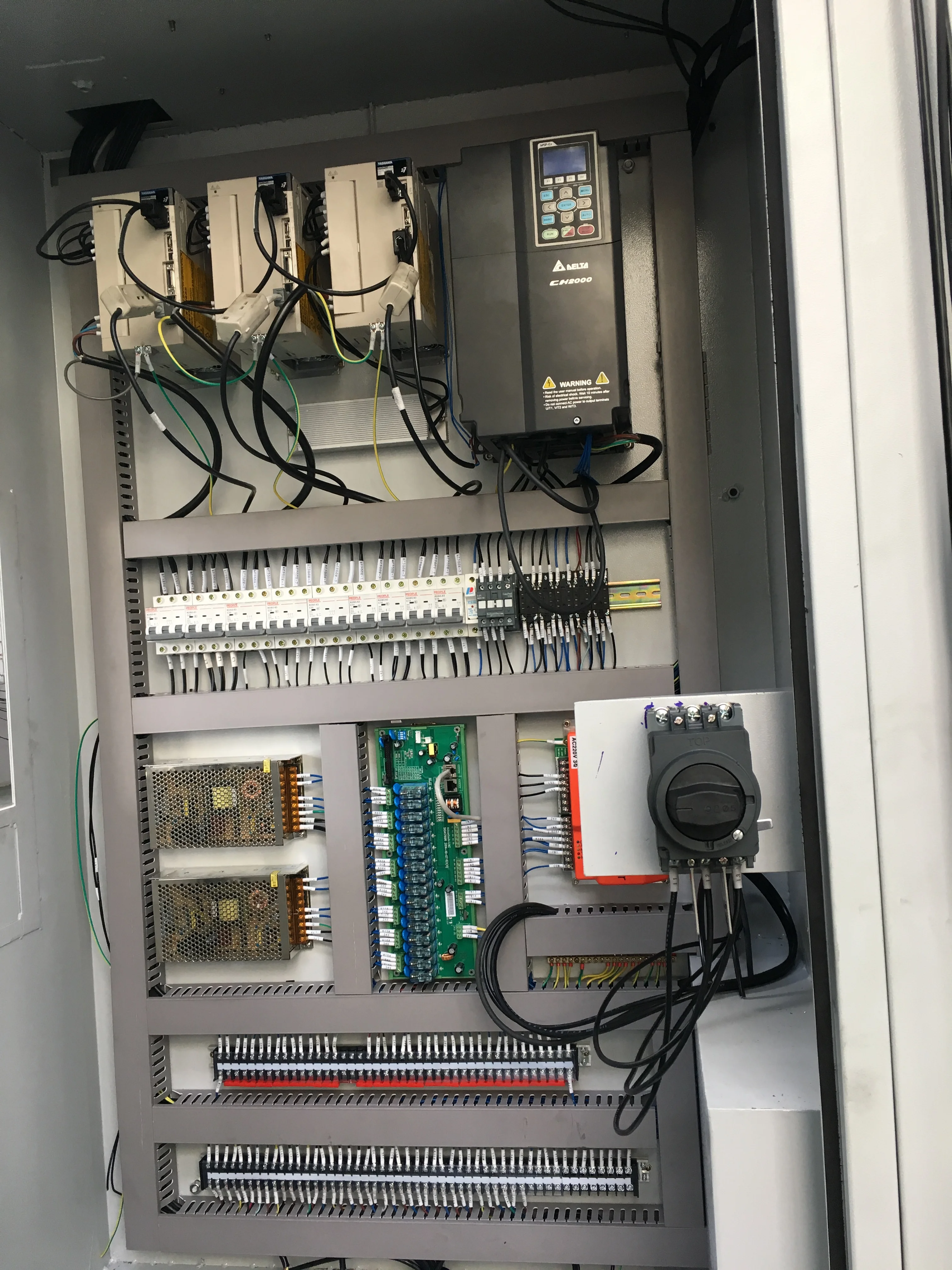 Лучшая цена, вертикальный VMC станок Maxtors с 5 осями, фрезерный обрабатывающий центр с ЧПУ, модель YMC-850 с 5-й осью, наклон и вращающийся стол