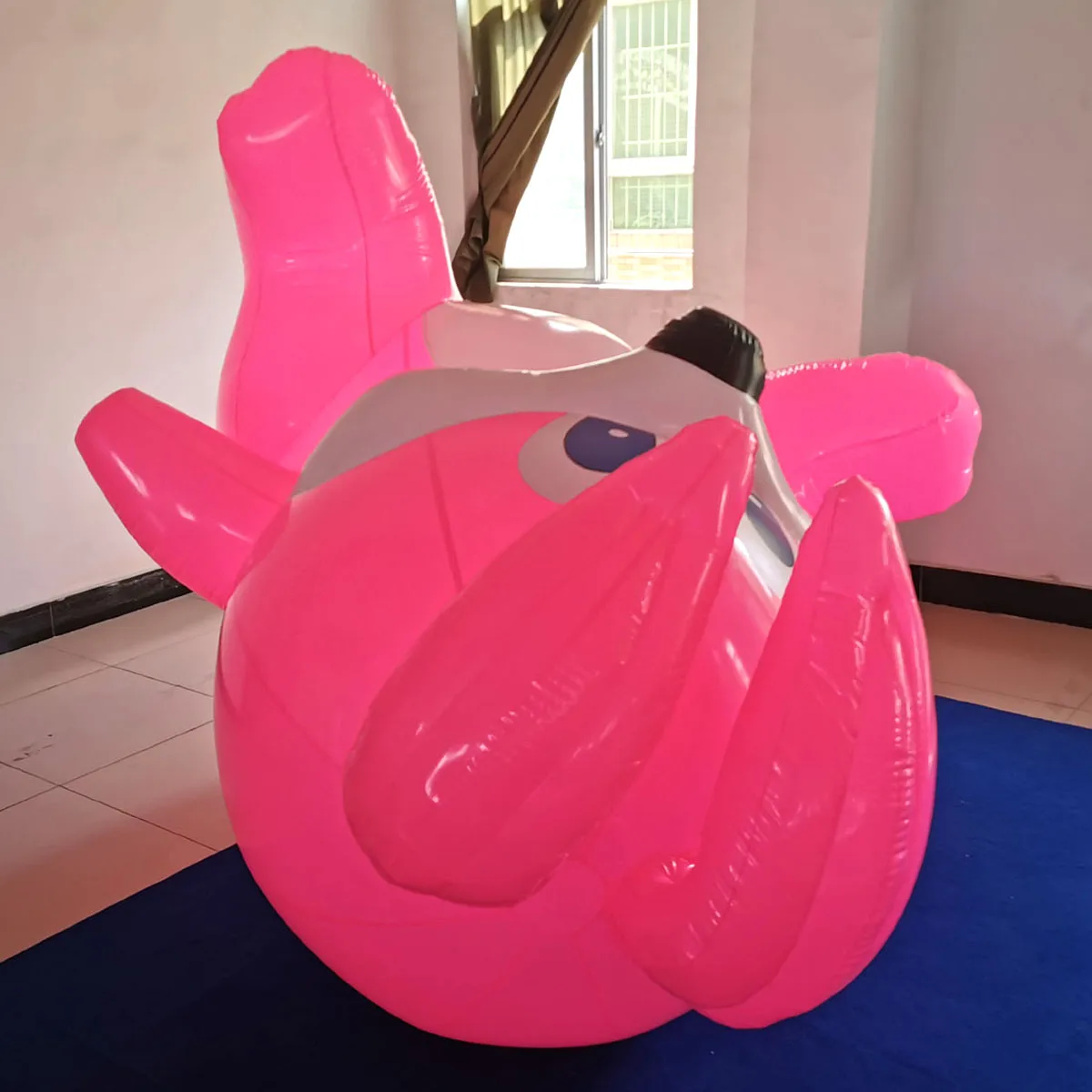 PVC製ピンクの笑顔のウサギ型インフレータブル人形、カスタム漫画風