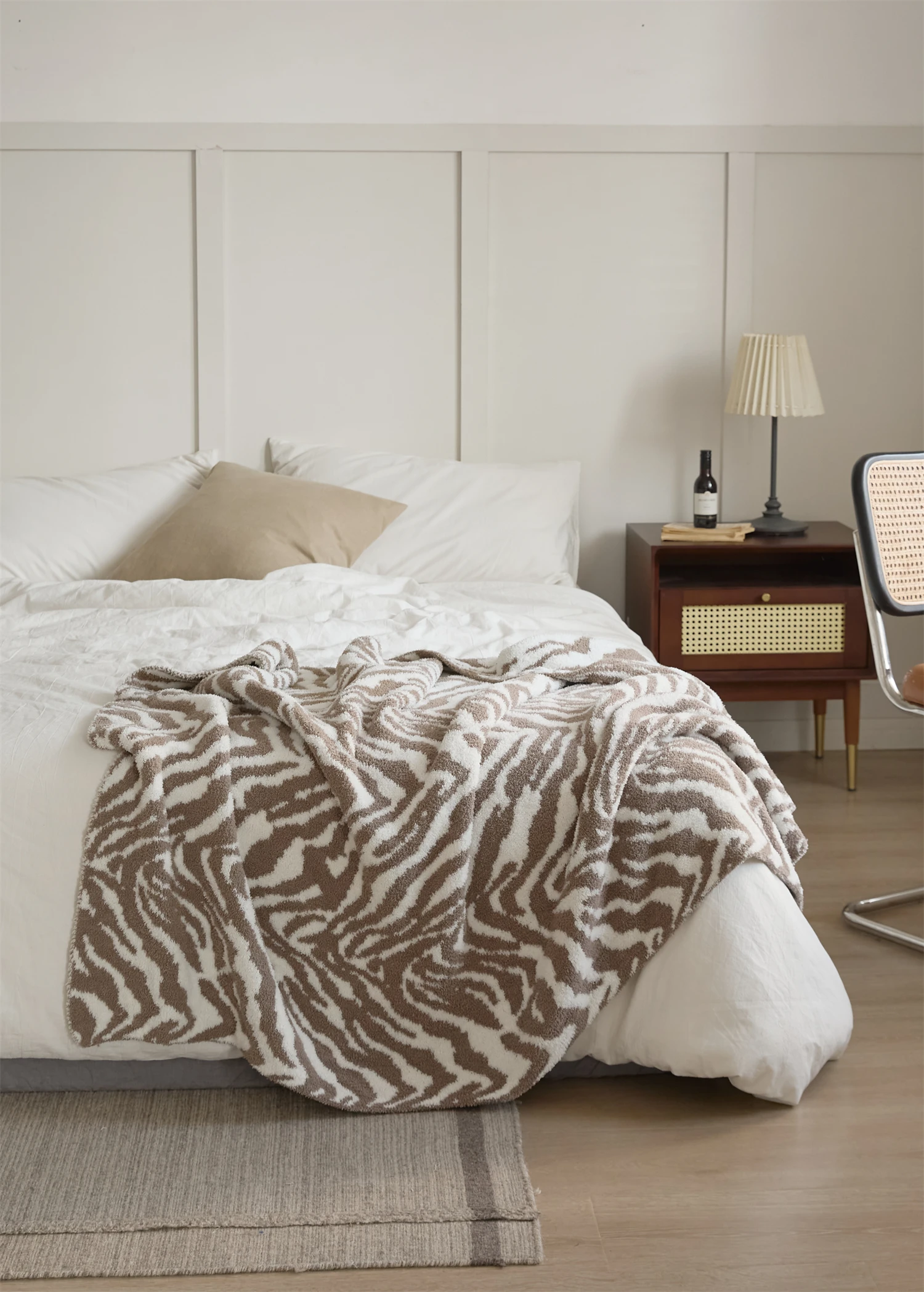 Factory direct sales fluffy cozy chunky zebra polyester knitted blanket for home office for autumn winter BM supplier