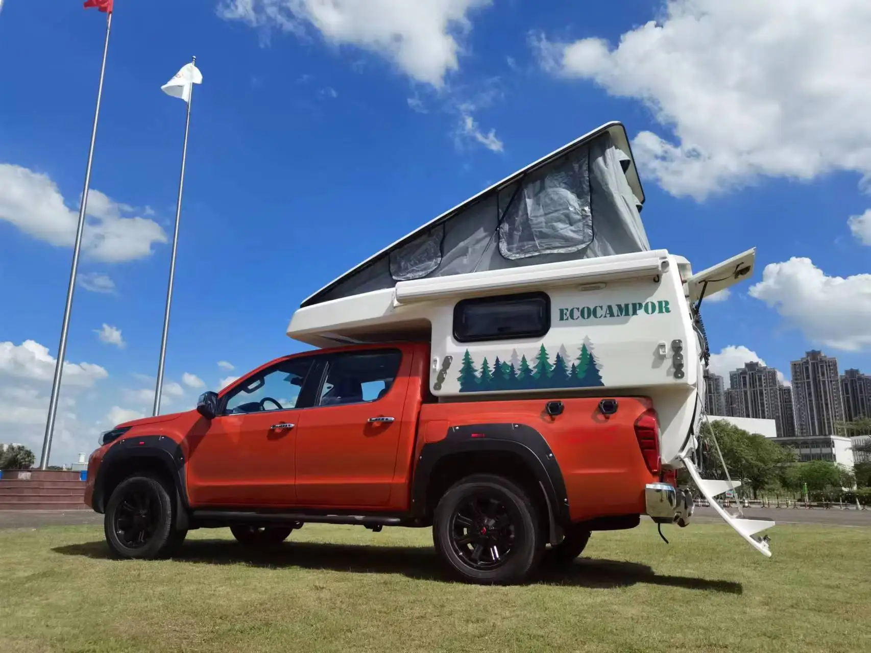 Lance 825 Truck Camper