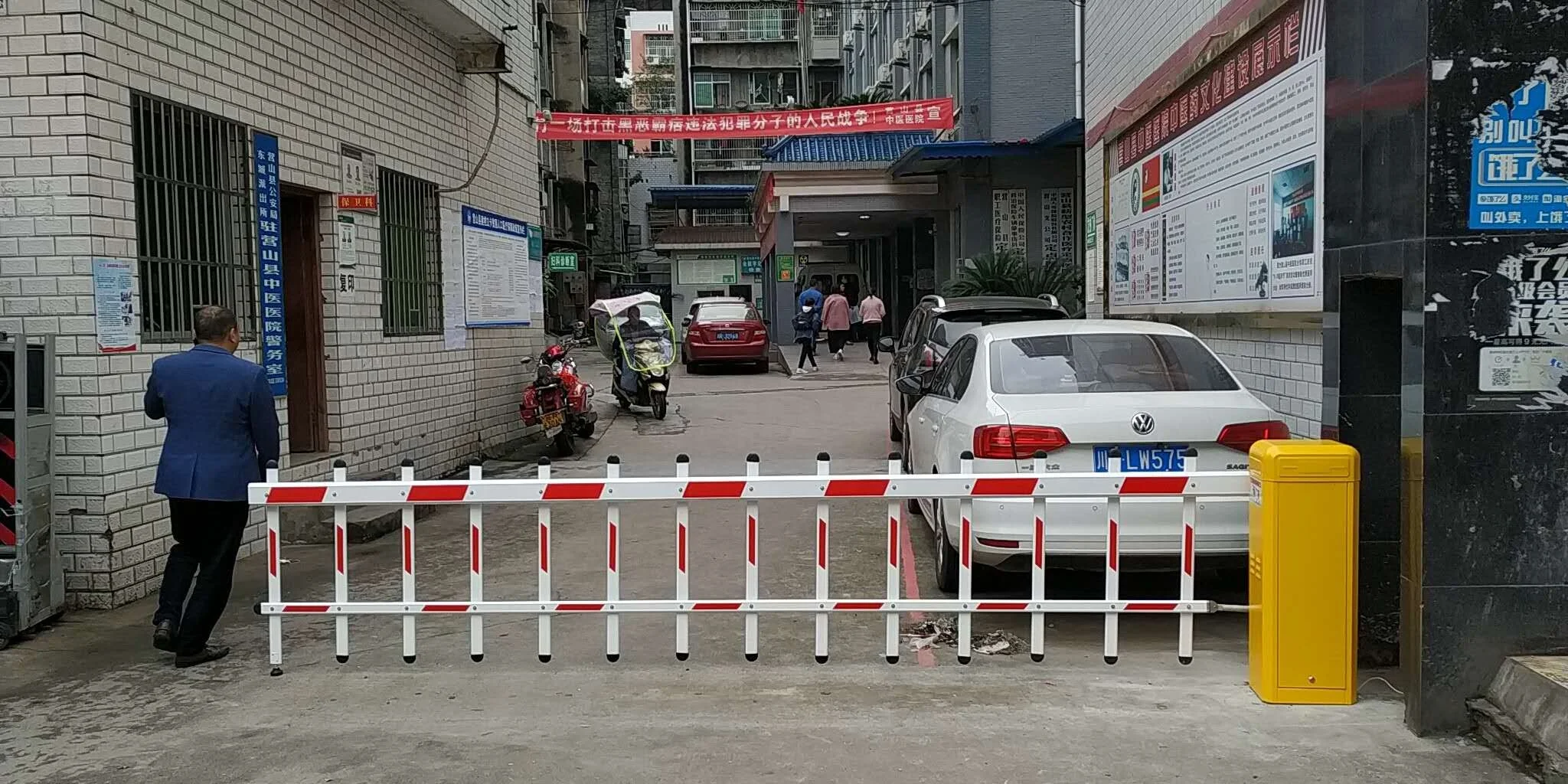 
Aluminum alloy parking gate barrier high way retractable barrier fence gate crowd control barrier QG-DZ-001 