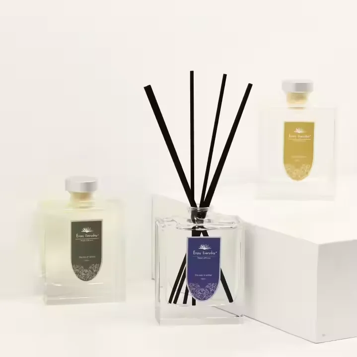 Luxus-Aromadiffusor mit stilvollen Glasflaschen und Faserstäbchen, OEM-/ODM-Rohrdiffusor-Hersteller mit direktem Fabrik-Wholesale-Preis, Private-Label-Geschenkbox-Service, geeignet für Wohnraumdekoration, Spa-Entspannung, Hotel- und Firmengeschenke