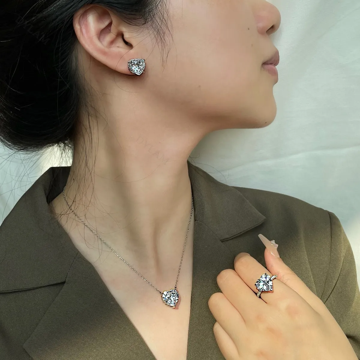 KAKODIY custom fashion heart-shaped stone pendant 8A zircon gold-plated sterling silver wedding engagement necklace detail 2