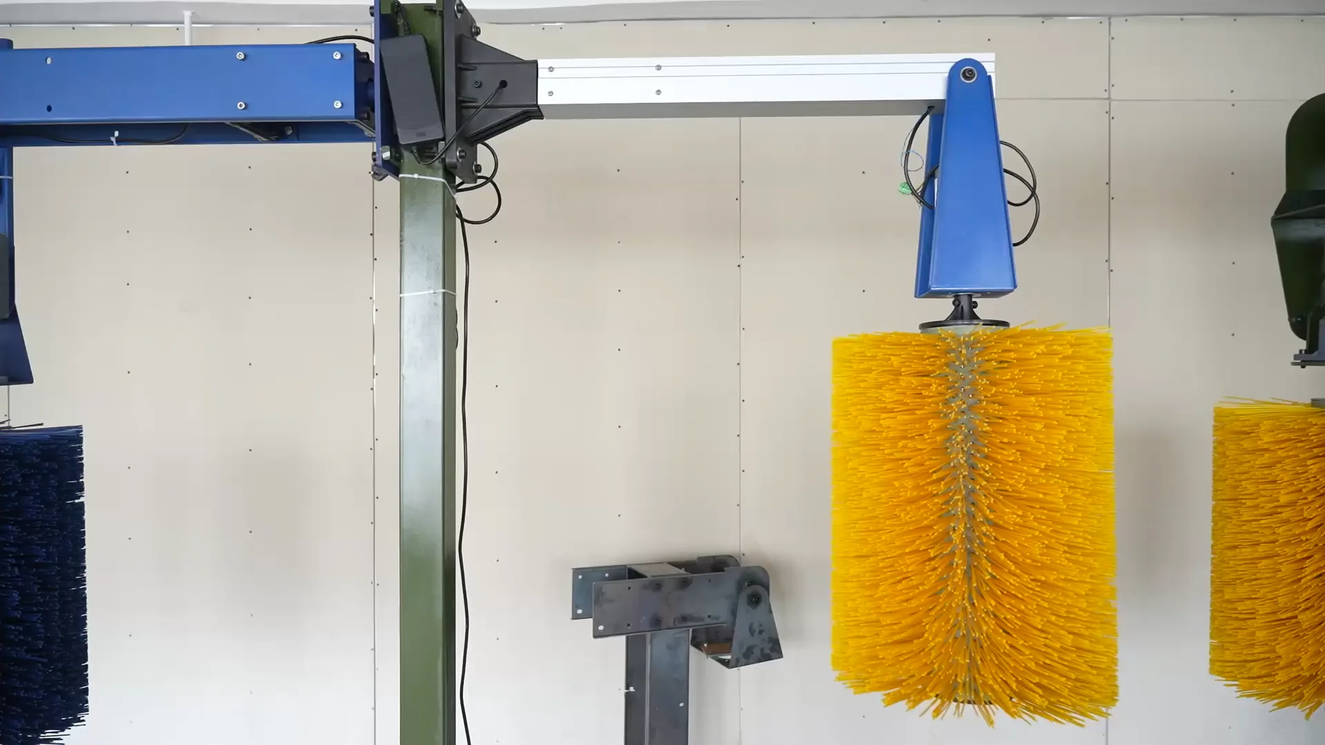 Customized Cattle Cleaning Brush Auto Swing Cow Brushes For Animals