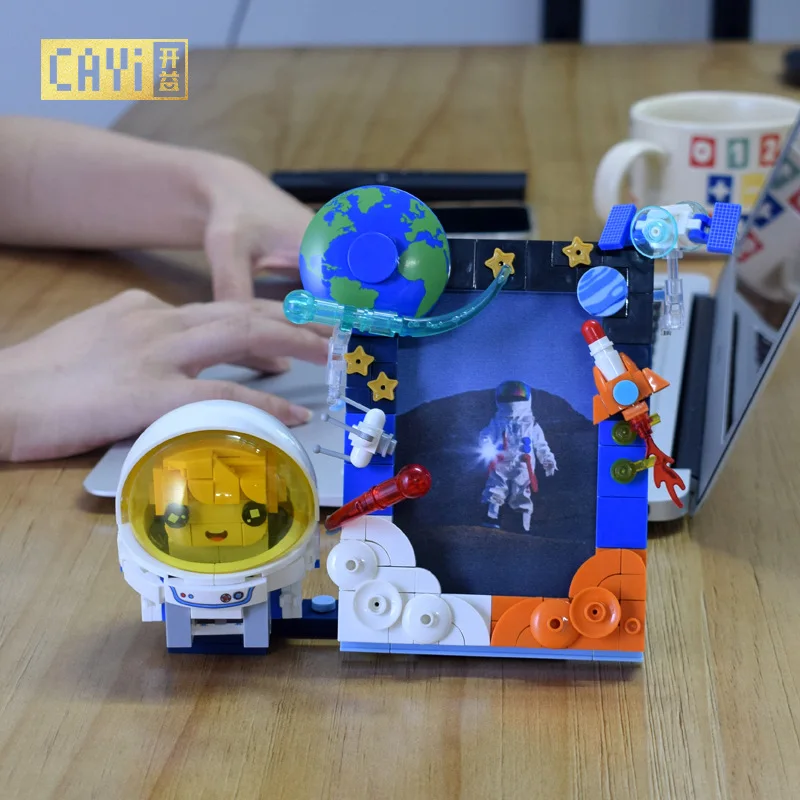 CAYI Astronaut Photo Frame Building Blocks Creative Spaceman Theme Mobile Phone Bracket Assembly Bricks kids Christmas gift toy