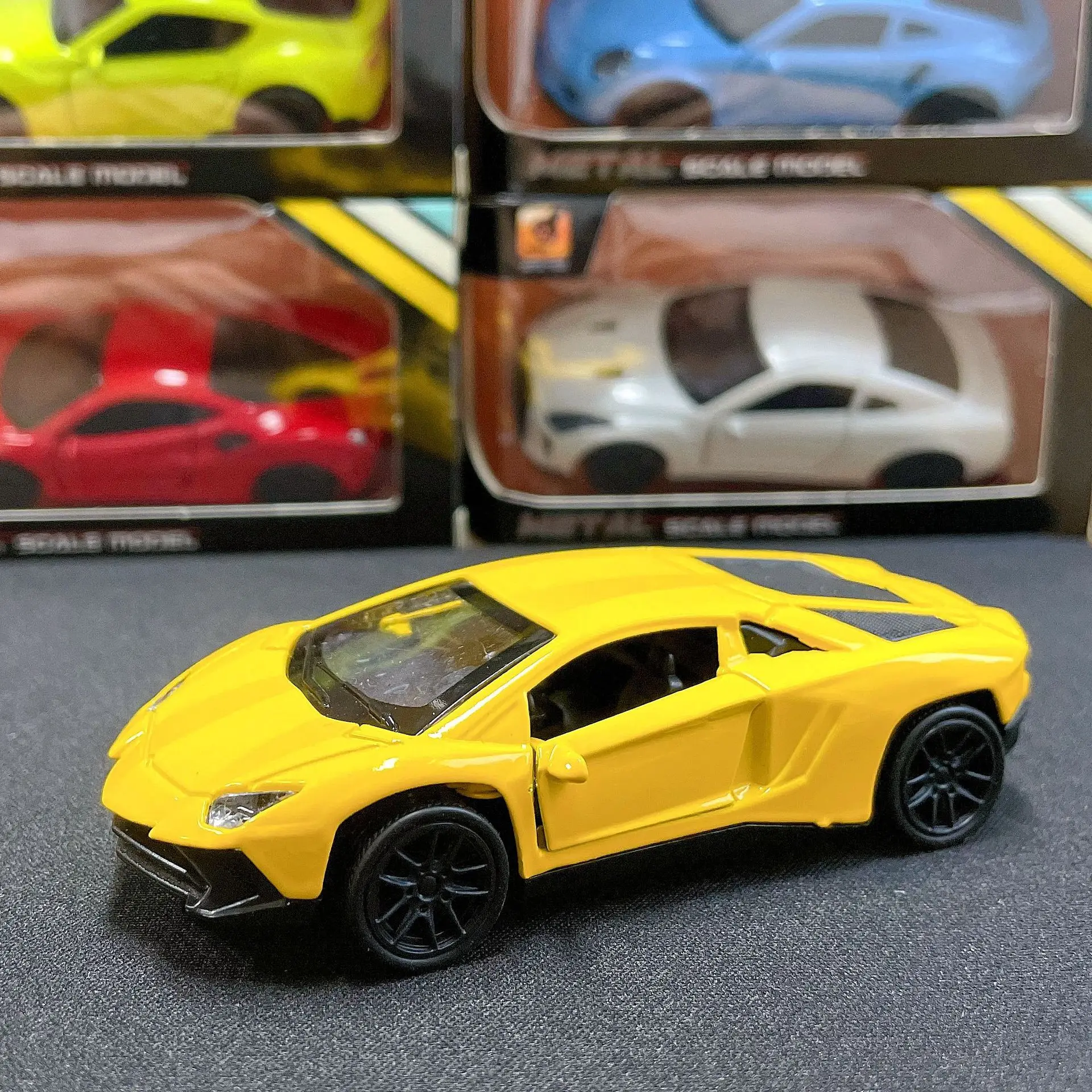 Coche Comeiro A Escala 1:36 En Rojo – Modelo De Aleación Con Puertas, Capó Y Maletero Abatibles, Ideal Para Coleccionar Y Regalar