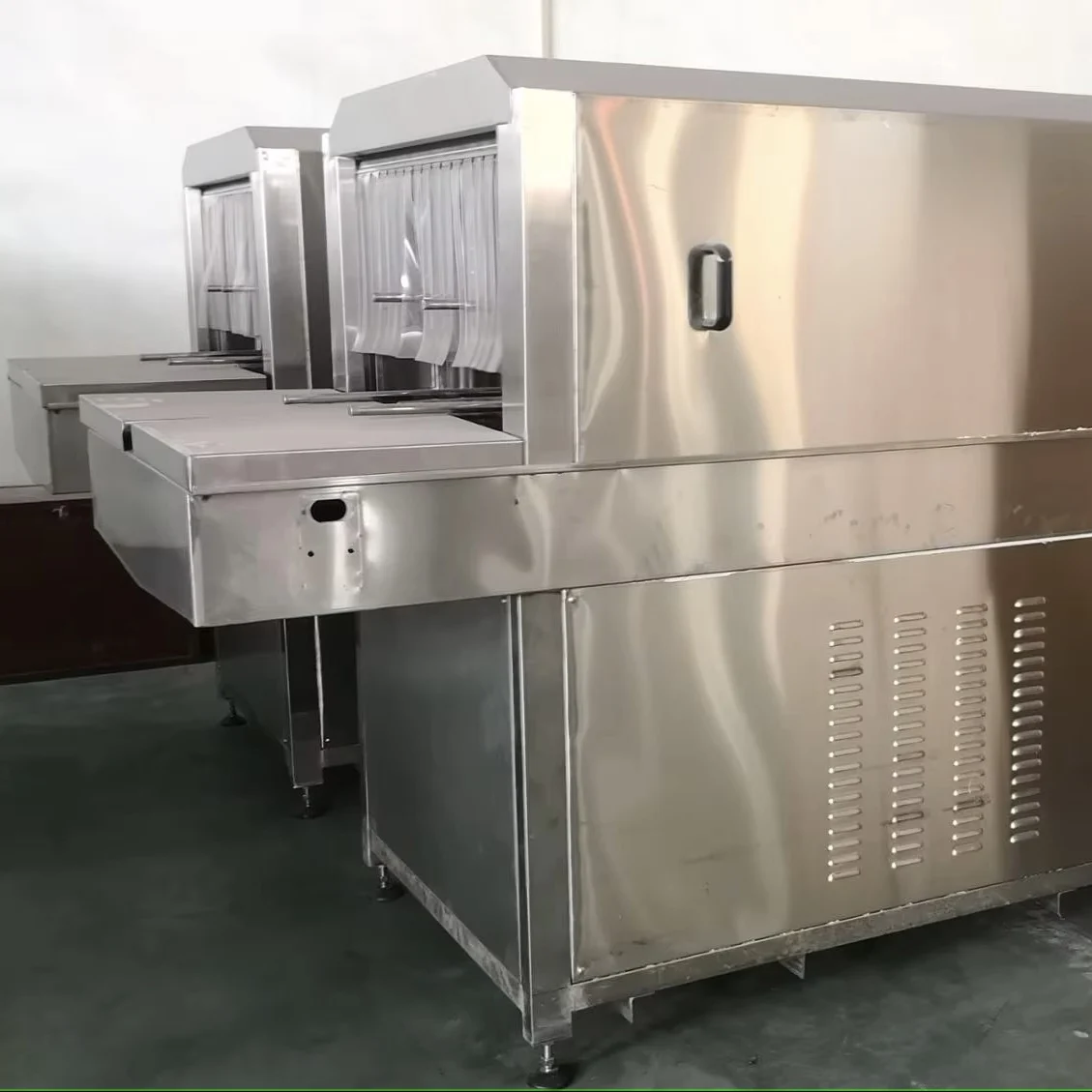 Highly efficient automatic tray basket cleaning machine for meat processing