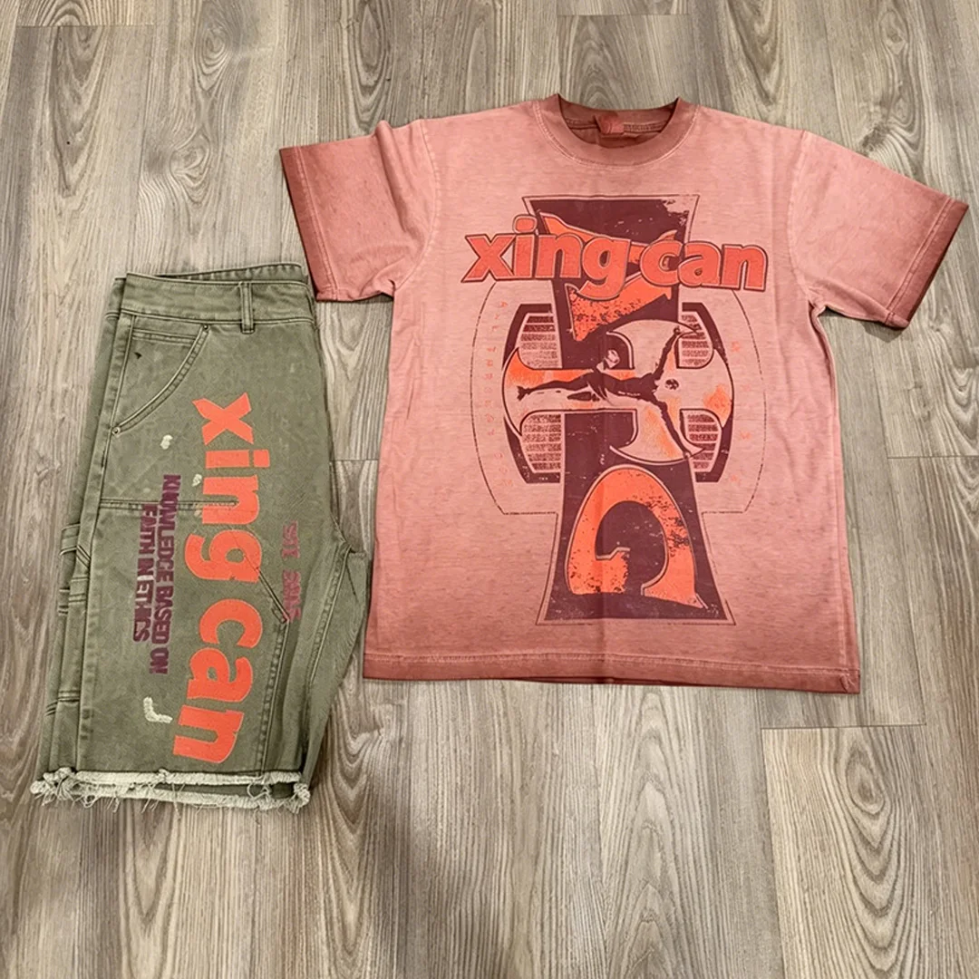 Niestandardowy męski zestaw w stylu vintage: koszulka z nadrukiem sitodrukowym + spodenki denimowe typu cargo; dwuczęściowy strój streetwear