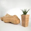 Pots de fleurs et chaises en copeaux de bois