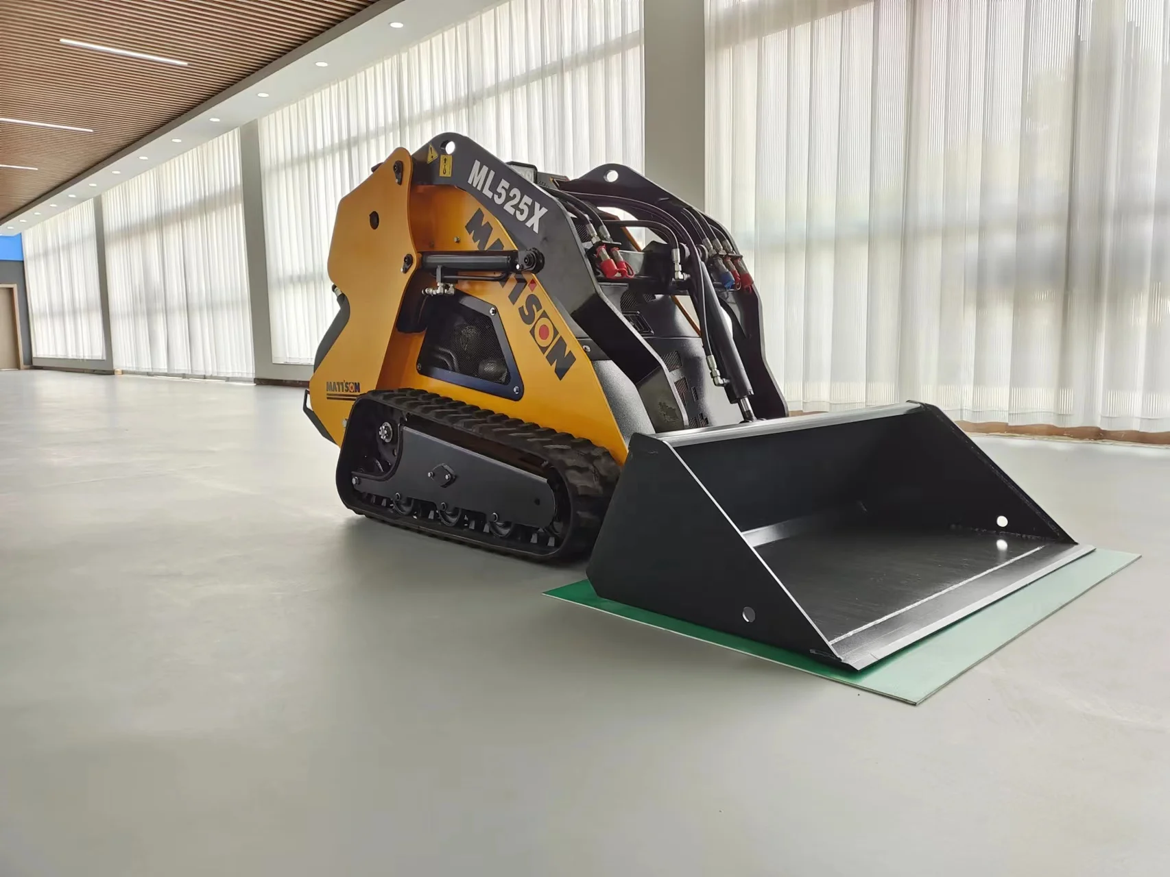 Мини-погрузчик с бортовым поворотом и креплением