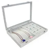Caja para collar con anillos grises