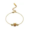 Una pulsera de oro (aproximadamente 16 cm x 5 cm).
