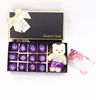 Ensemble violet : 12 fleurs et un ours.