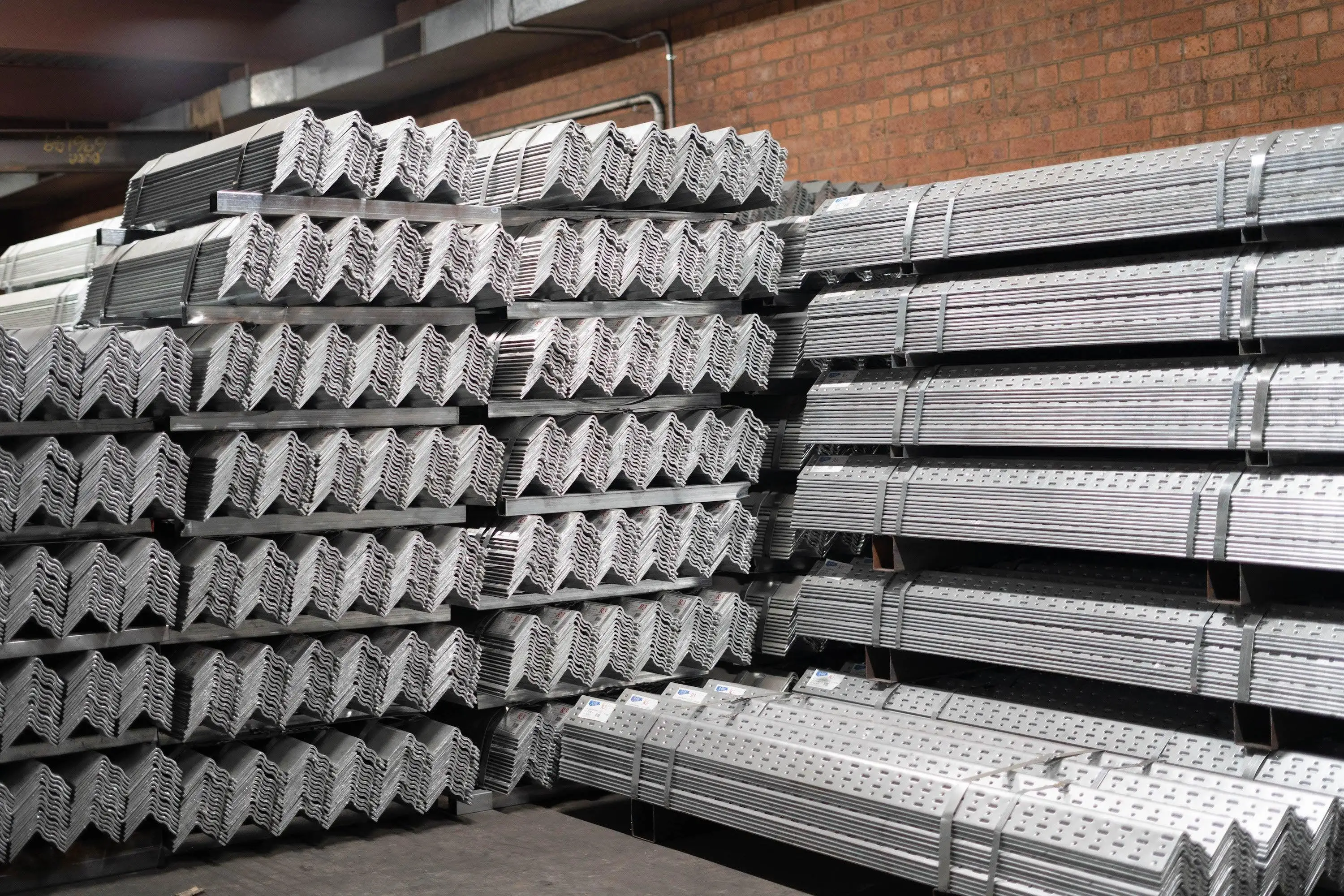 Slotted Ss 304 Gi Ss41b Steel Angle Bar Iron Tower Bracket Ms Small