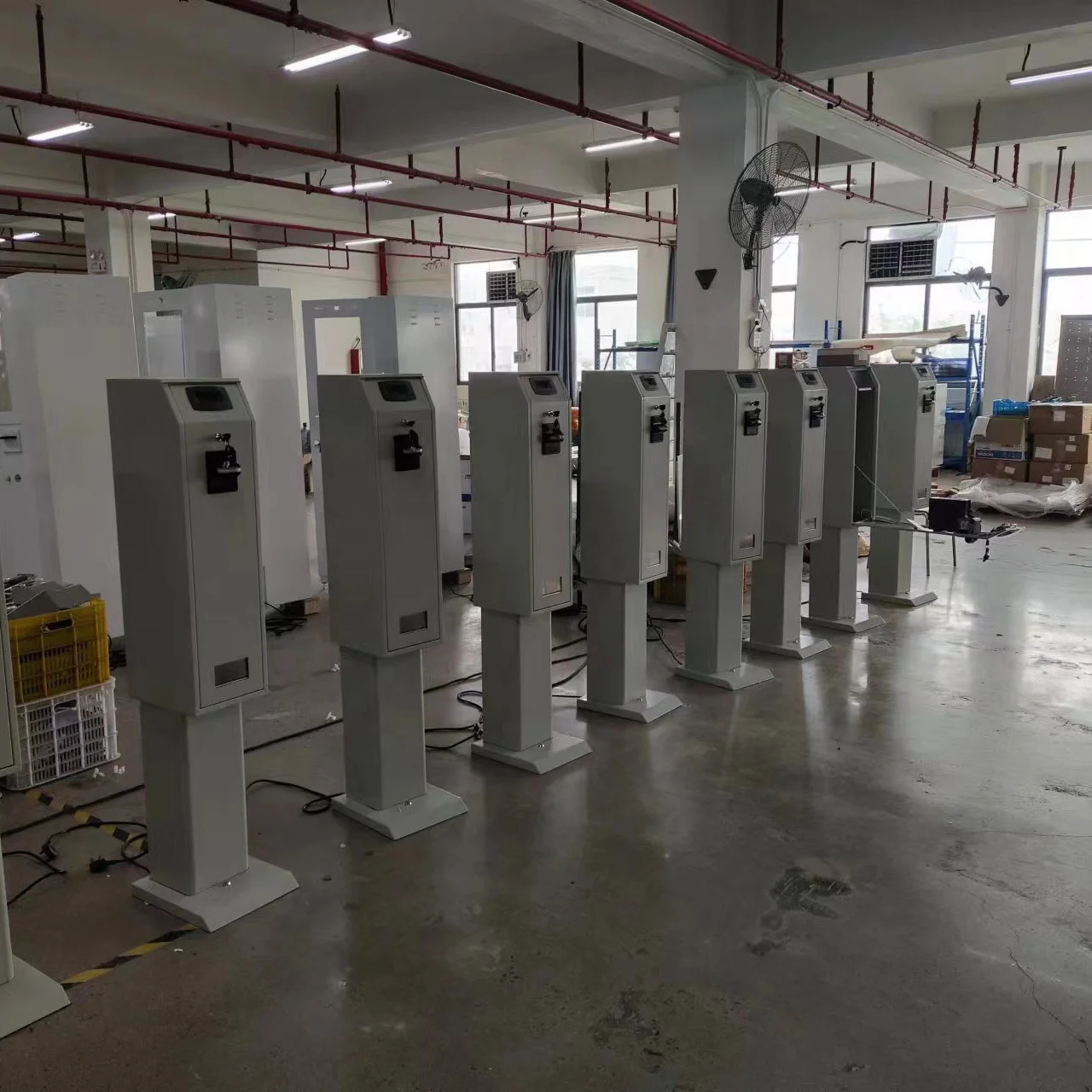 White Free Standing Coin Change Machine Money With 3 Coin Hoppers