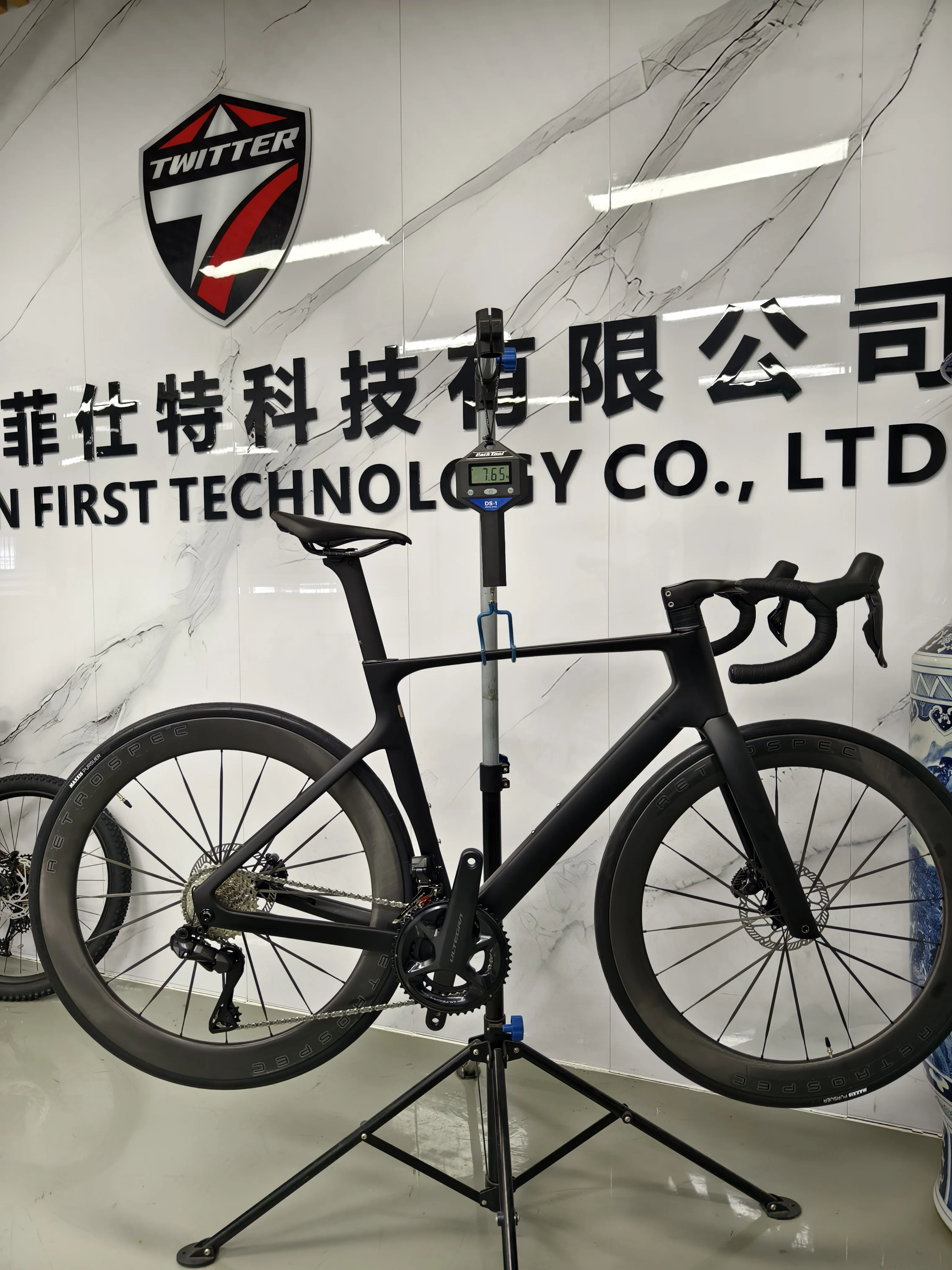 2026 CYCTRAC R18 - High-End Road Bicycle with Carbon Wheels
