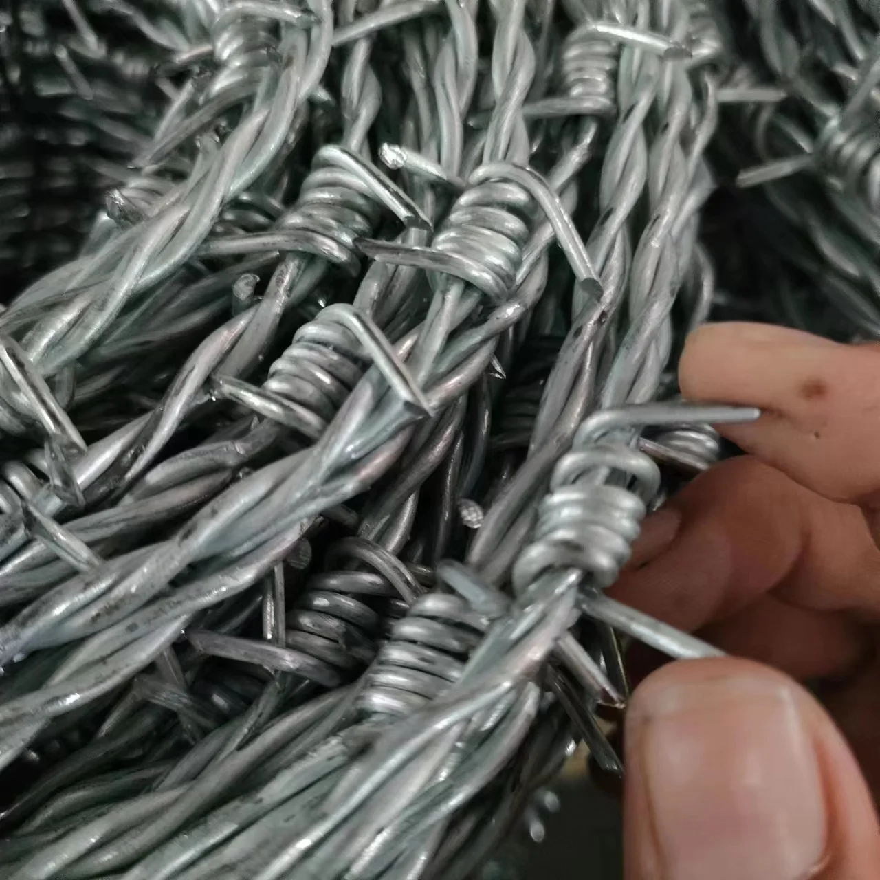 5-20kg/roll Galvanized Steel Barbed Razor Wire BTO-22 For Protection