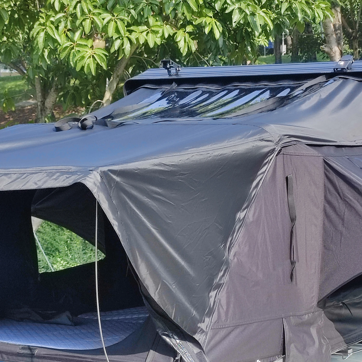 Side Open Hard Shell Roof Top Tent for 4x4 Off-Road SUV Van with Waterproof 2000-3000 Mm and 3-4 Person Capacity