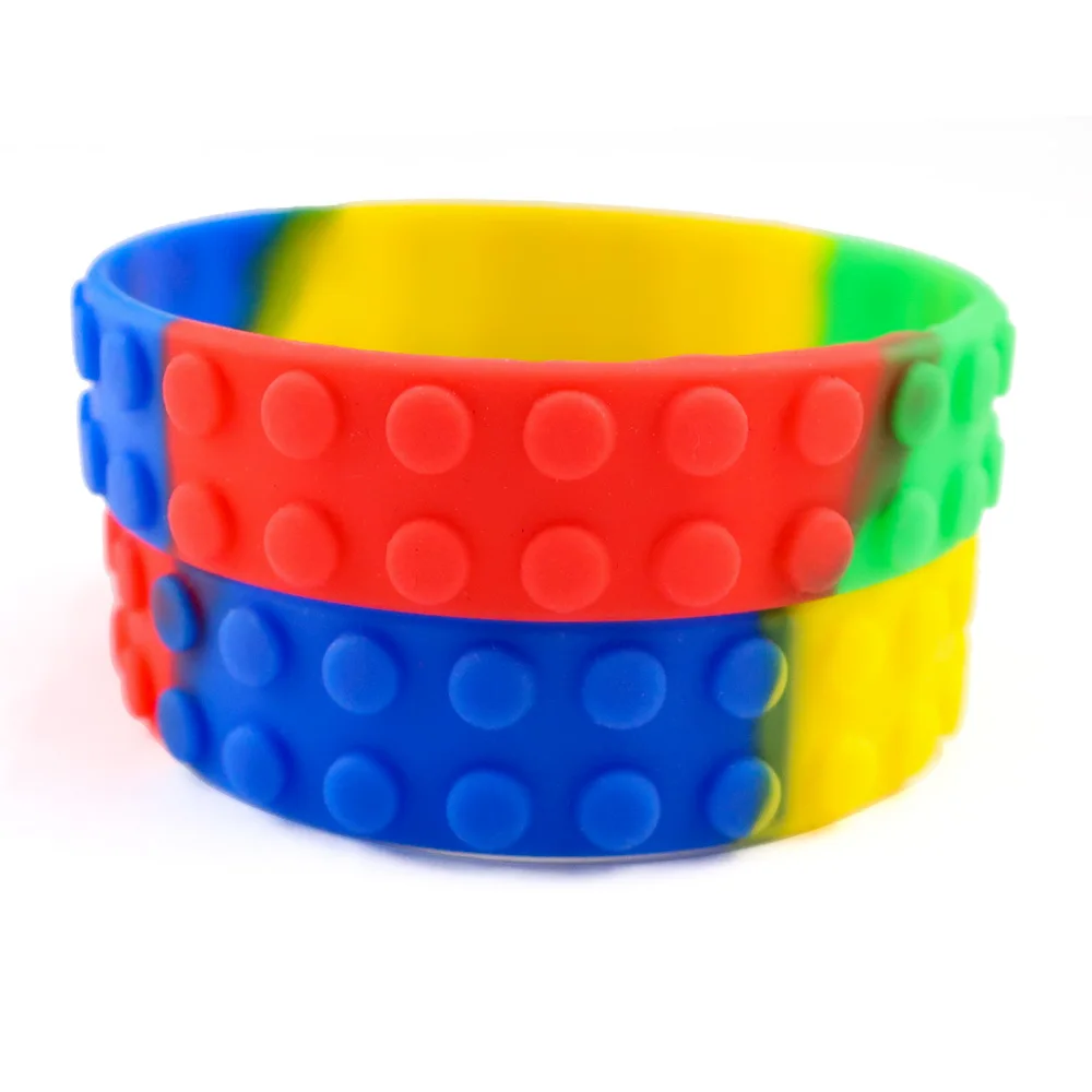 Braccialetti In Gomma Bianchi Al Polso. Braccialetto In Silicone Banda Di Image79880661