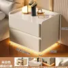 Mesa de centro con sensor de luz y cubierta de piedra blanca.
