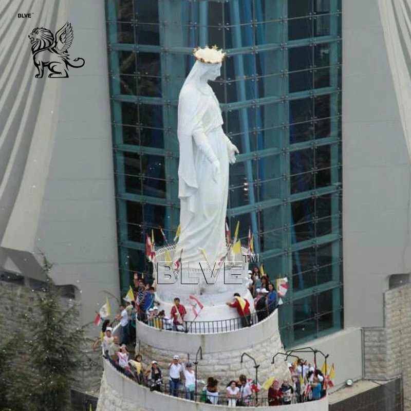 レバノンの有名な大型屋外宗教彫刻、聖母マリア像、白塗装の巨大