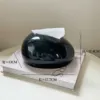 Caja de pañuelos con forma de guijarro.------negro