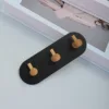 Trois crochets en forme de L-rond noir
