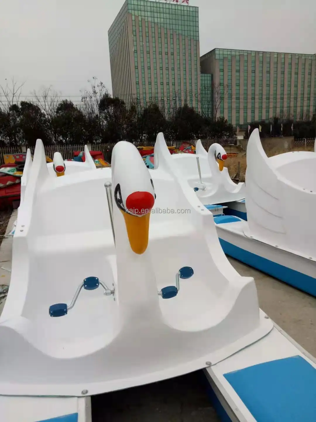 White Swan Pedal Boat Cheap Water Amusement Park Fiberglass New Swan Pedal Boats for Sale