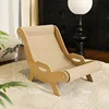 Sillón estilo roble con diseño de vetas.