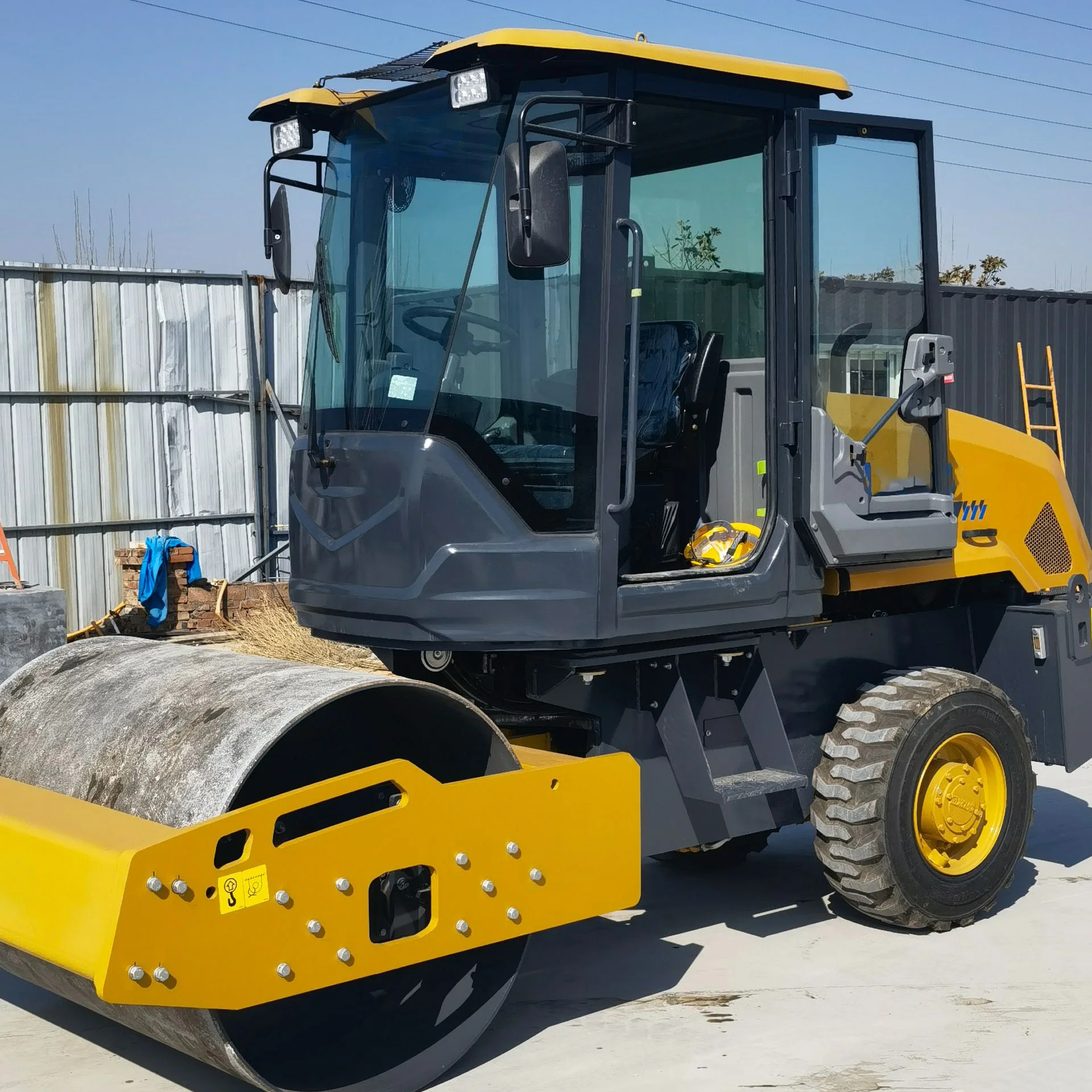 Большой 6-тонный супер тонный ручной гидравлический дорожный каток с колючим роликом для продажи