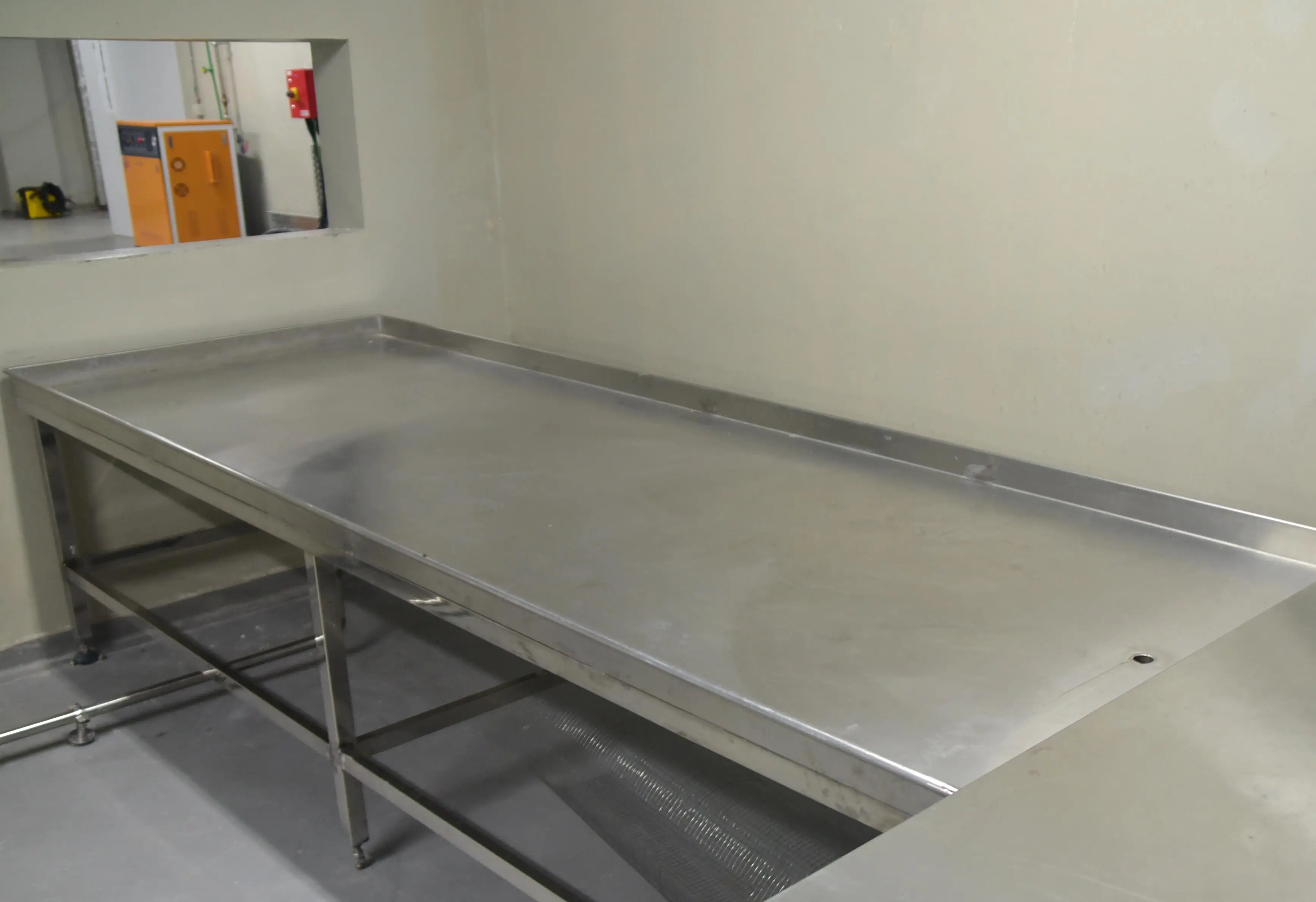Stainless steel workbenches for slaughterhouses and food processing facilities