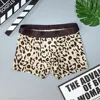 Bianco con stampa leopardata "Wild".