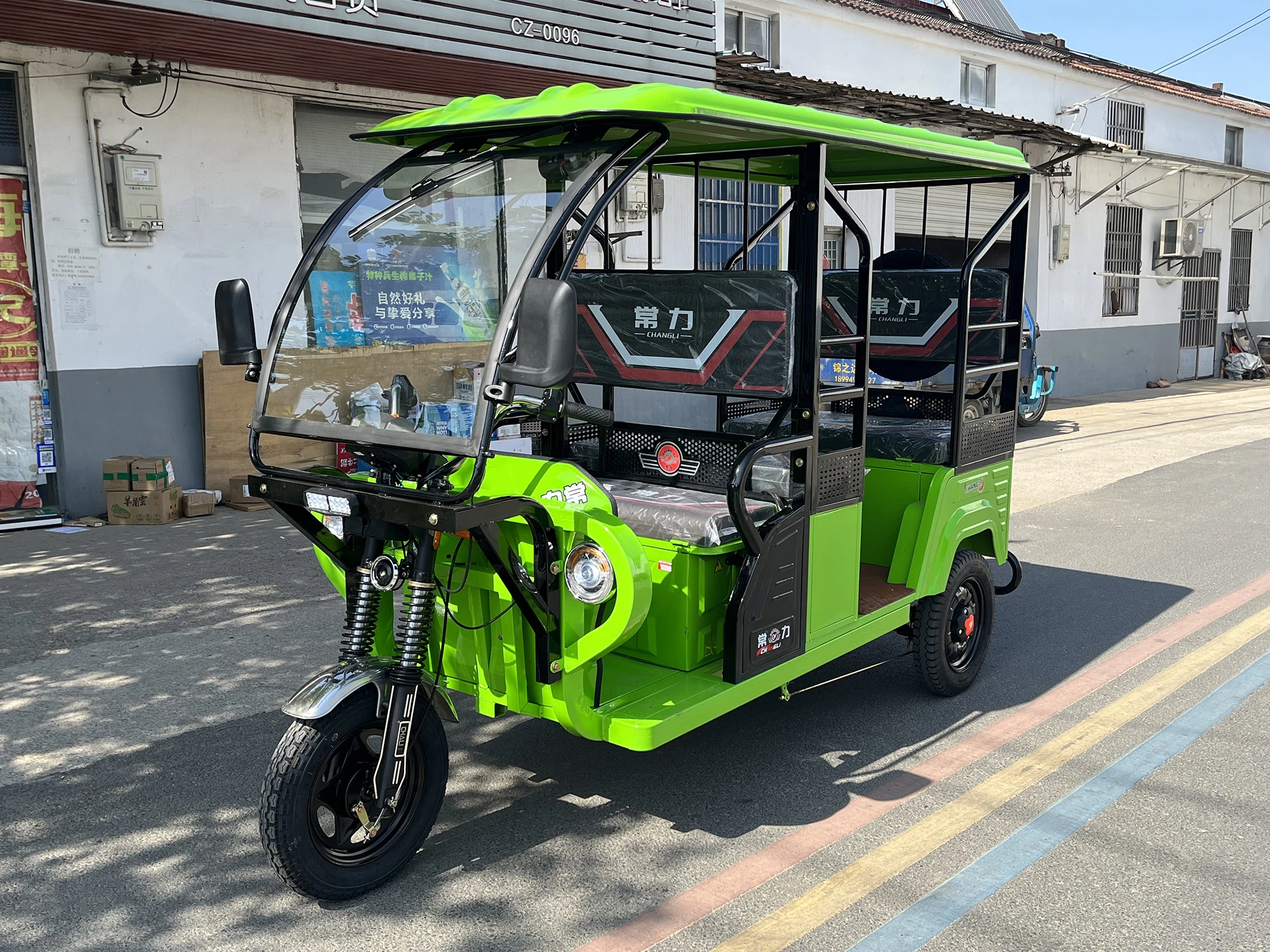 緑色の三輪車人力車 4人乗りフィリピンバジャスタイルトゥクトゥク電動三輪タクシー
