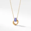 Collana circolare dorata con sfumature blu e bianche.