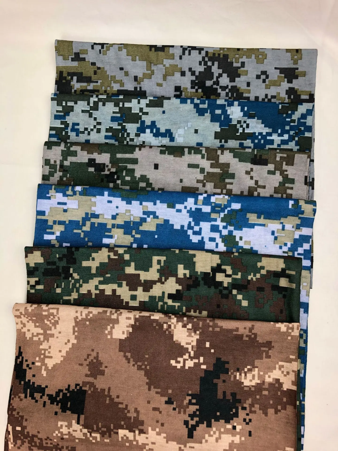 Free Sample Cheap Wholesale Multifunctional Seamless Tubular Bandanas Headwear Neck Gaiter Face Tube Custom Bandana