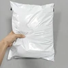 Bolso blanco sin logo.