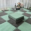 Verde menta con barra lateral gris.