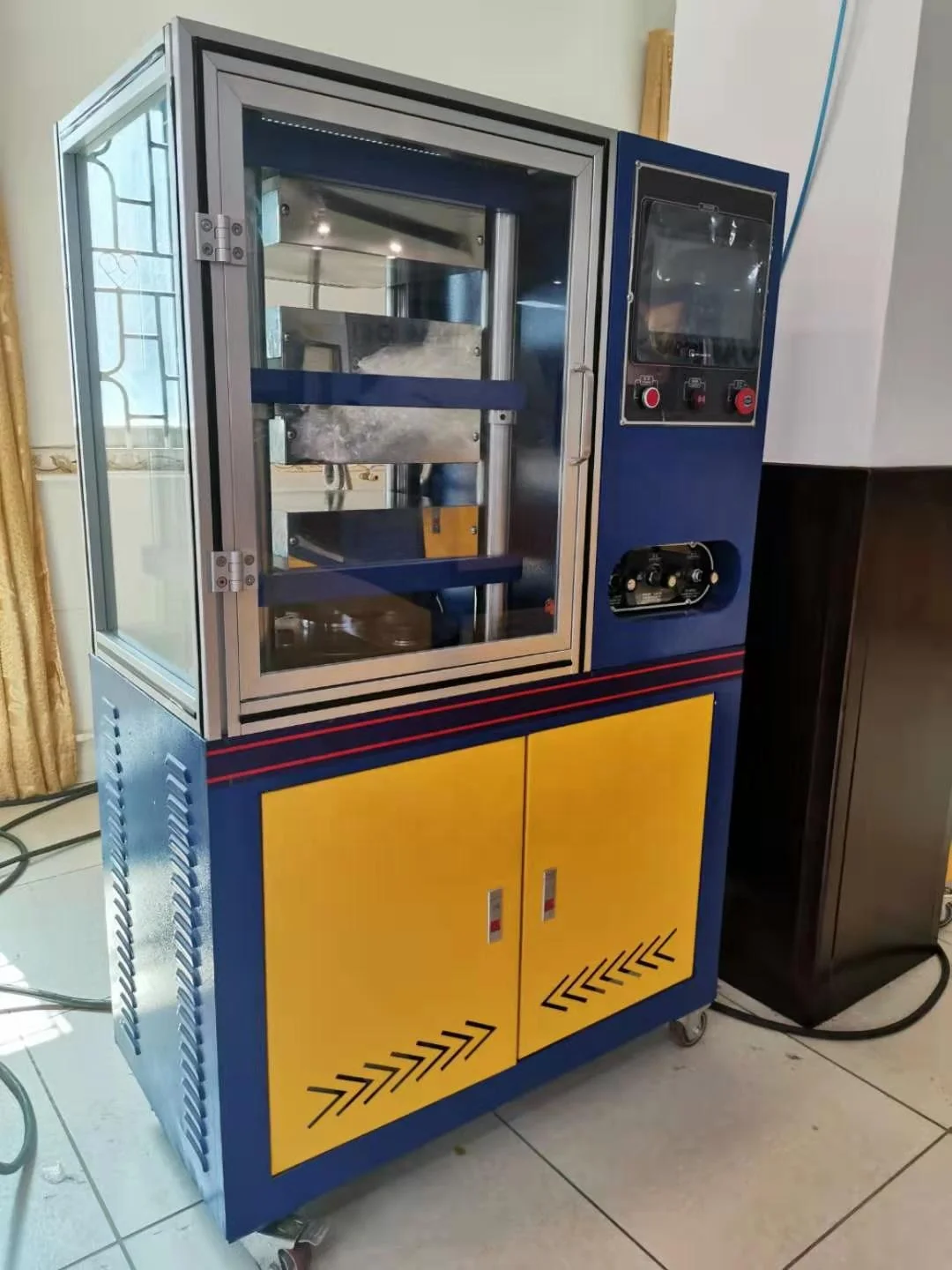 Lab Rubber Carpet Track Vulcanizing Press Machine