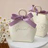 Estilo europeo beige con cintas moradas.