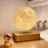 Base in legno chiaro con luna levitante