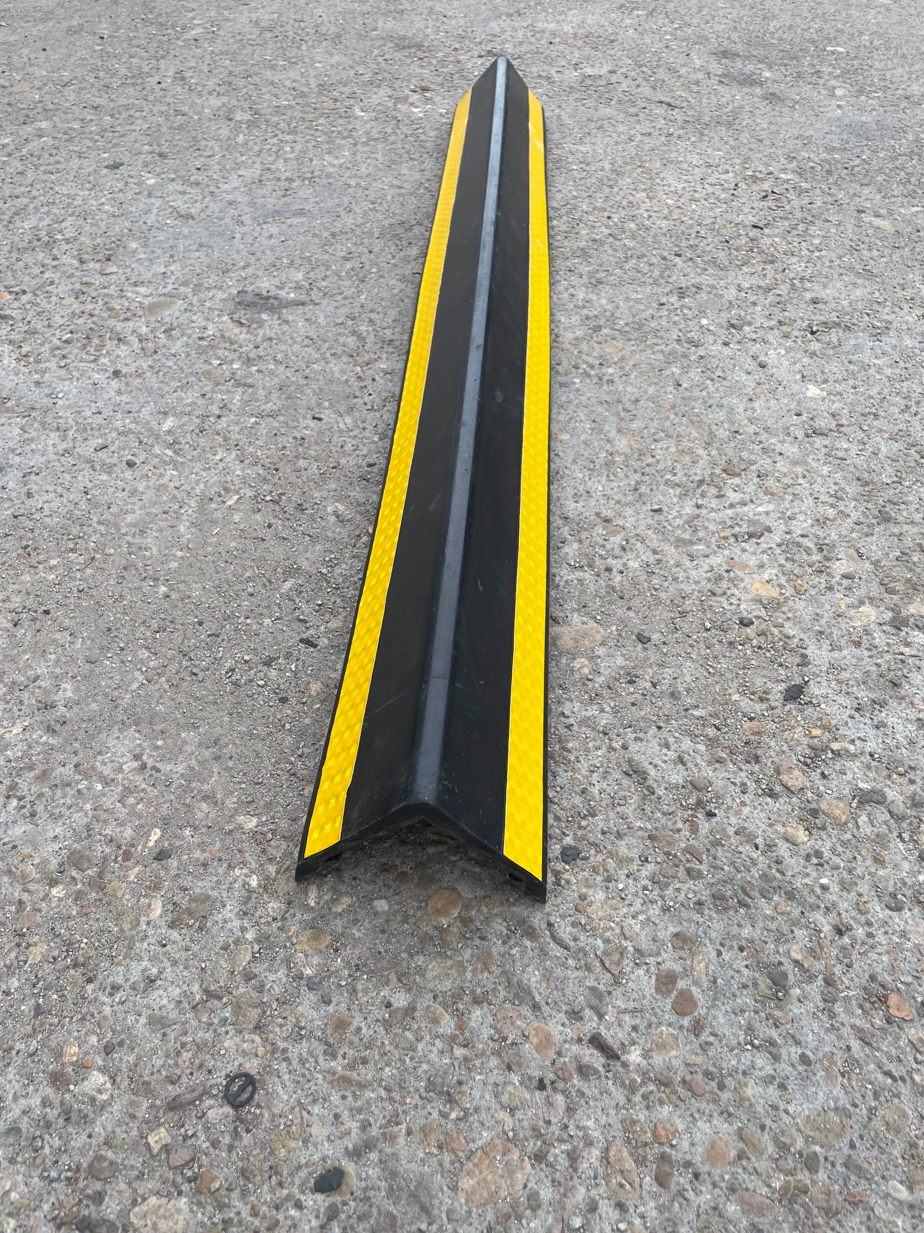 Hot Sale 1000*100*10mm Rubber Corner Guard Wall Garage Corner with Iron Edge Safety Protector for Roadways details