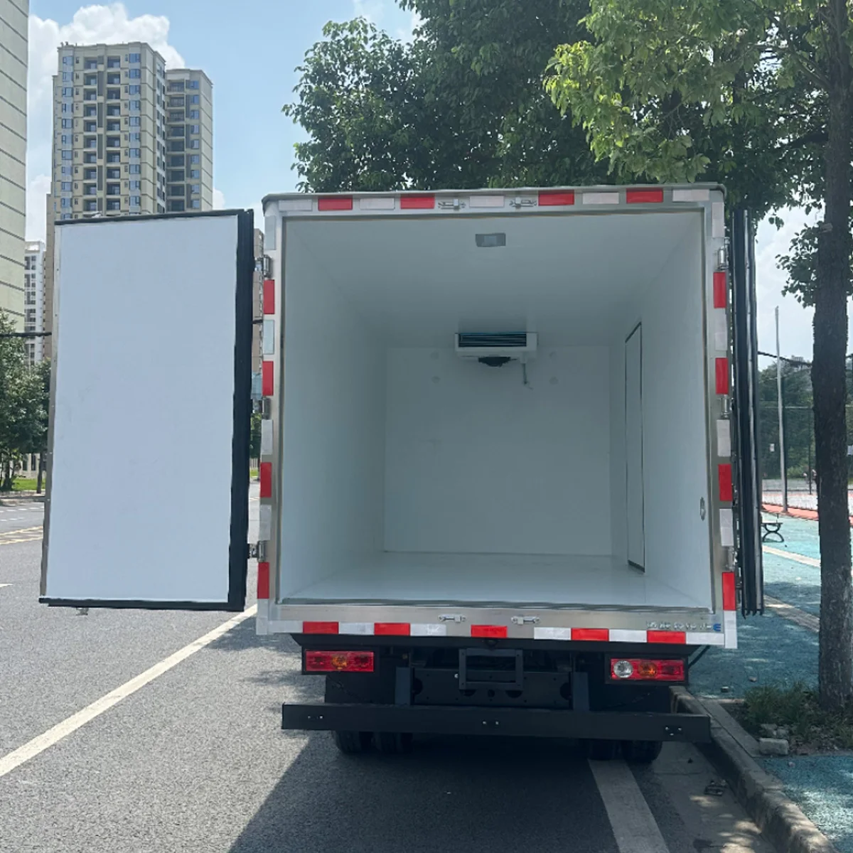 Geely Refrigerated Van Transporter 4x2 Yuancheng 5 Ton Small