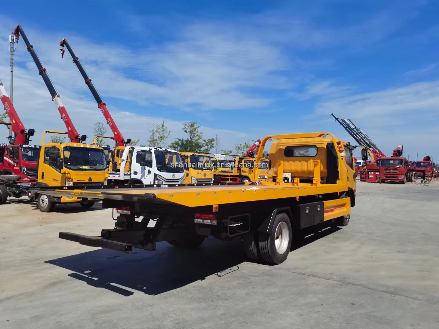 Dongfeng 4x2 Small 3Ton 5Ton Flatbed Tow Truck Road Emergency Rescue Vehicle Wrecker Tow Truck for Sale