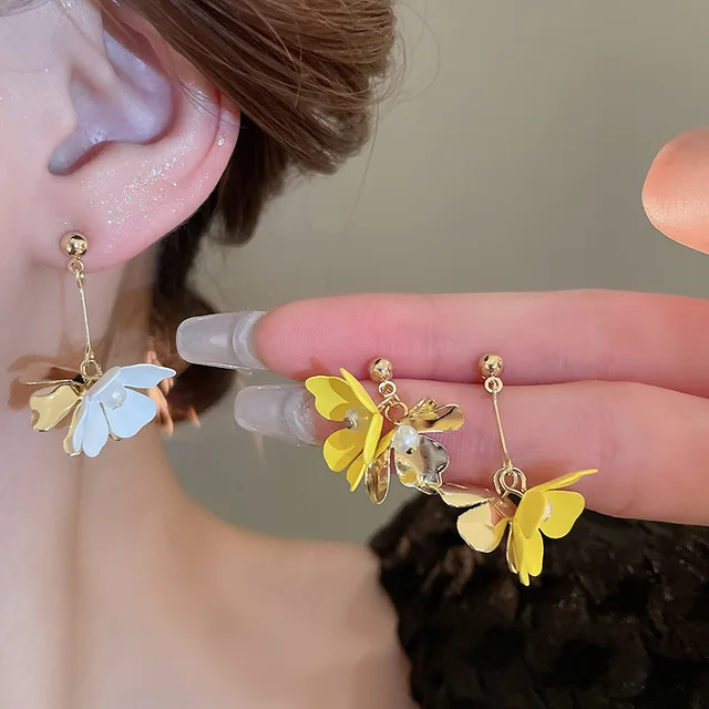 Silver Needle Metal Wind Flower Pearl Asymmetric Small Popular Trendy Personalized High end wholesale Stud Earrings for Women