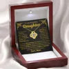 Collana in Oro con Scatola Luminosa a Forma di Lettera D