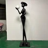 Lampada da terra nera a forma di figura